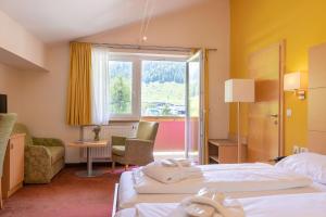 扎奥岑湖Hotel Sportalmmm, Hoch-Genuss的酒店客房设有两张床和窗户。