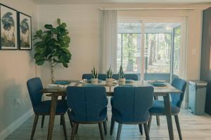 鲁兹The Lake House (Tampa / LUTZ area)的一间带桌子和蓝色椅子的用餐室