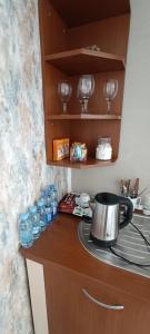莫斯塔尔Villa Central Riverside的厨房柜台配有茶壶和酒杯
