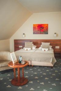 切拉季莱塞斯基酒店的一间卧室配有一张大床和一张桌子