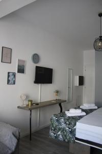 Néa KhilíStuDio 57(10)的客房设有两张床、一张书桌和电视