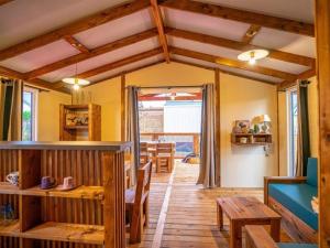 派拉索梅Camping de la Dune "Les Flots Bleus"的一间铺有木地板的客厅和一间餐厅
