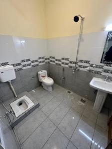 Decent Lodge Guest House F-11的一间浴室