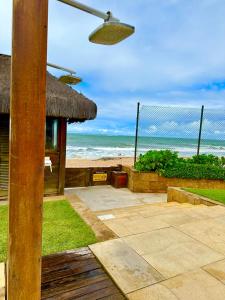 马塞约Jatiuca Suítes Resort FLAT的享有海滩景致的天井