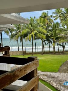 马塞约Jatiuca Suítes Resort FLAT的享有棕榈树海滩和大海的景色