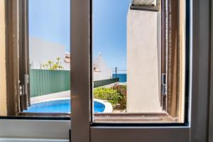 卡武埃鲁Villa Oceano by Indigo的透过窗户可欣赏到游泳池的景色