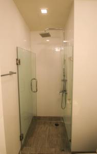北冲班如布罗摩拜简公寓的带淋浴的浴室和玻璃门