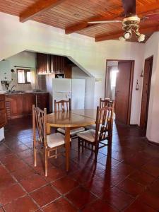 绍斯维乔La casa del Rio en Sauce Viejo - Santa Fe-的一间厨房,内设一张木桌和椅子
