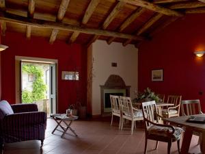 蓬特雷莫利哥斯达黎加奥尔索拉农家乐的客厅设有红色的墙壁和桌椅