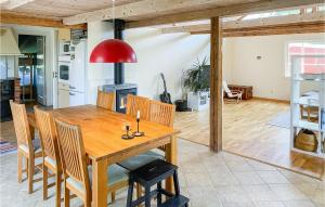 卡尔马Stunning Home In Kalmar With Kitchen的厨房以及带木桌和椅子的用餐室。