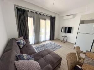 达特恰Villa Seray Datça的客厅配有棕色沙发和电视