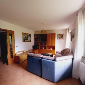 MassimenoAPPARTAMENTO OLGA的客厅配有沙发和桌子