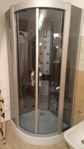 卡塔尼亚MAISON VENTIMIGLIA 83的浴室里设有玻璃门淋浴