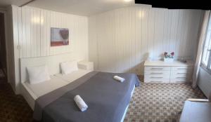 劳特布龙嫩巴瑟咖啡厅酒店的一间卧室配有一张床,上面有两条毛巾
