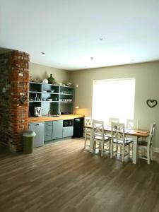 沃特福德Beautiful 2-Bed Apartment near Waterford City的厨房以及带桌椅的用餐室。