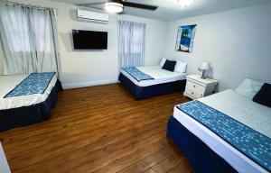 西区MIRAMAR SUITES的酒店客房设有两张床和电视。