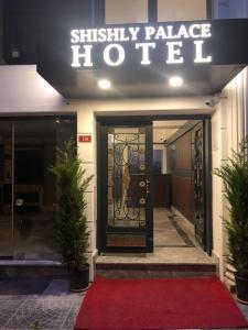 伊斯坦布尔Shishly Palace Hotel的一间铺有红地毯的酒店前门