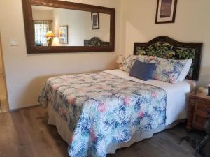 基黑Maui Diver's Dream at Kihei Bay Surf的一间卧室配有一张大床和镜子