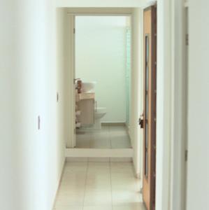 乌鲁阿潘San Juan Apartament的走廊上设有带水槽和镜子的浴室