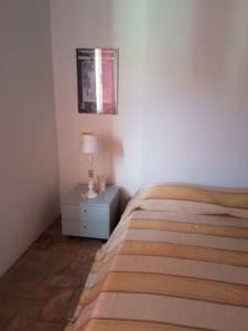 费拉约港Buen Retiro的一间卧室配有一张床和一张带台灯的桌子