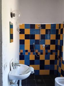 费拉约港Buen Retiro的浴室设有水槽和色彩缤纷的瓷砖淋浴。