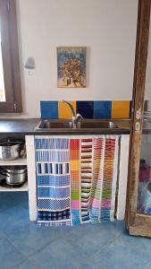 费拉约港Buen Retiro的厨房柜台配有水槽和色彩缤纷的毛巾