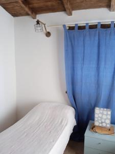 费拉约港Buen Retiro的一间卧室配有一张蓝色窗帘的床