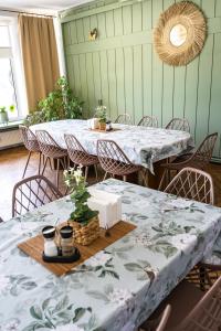 索利纳Willa Amelia的一间设有两张桌子和椅子的房间,种植了植物