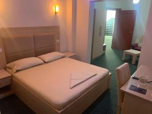 爱尔巴桑Kriva Resort的一间卧室,配有一张床铺和纸张