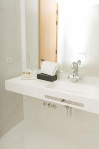辛方伊什QUINTA ALTO DO RIO的白色的浴室设有水槽和镜子
