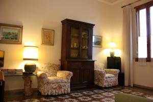 佛罗伦萨Rooms by Anna的客厅配有两把椅子和橱柜