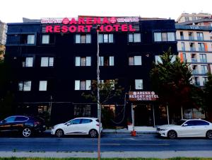 伊斯坦布尔Arena Resort Otel Kagıthane的前面有两辆车的酒店