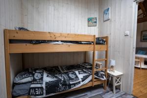 波尔尼克maison tartifume的一间卧室配有两张双层床。