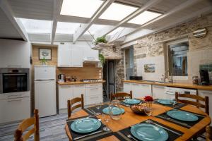 波尔尼克maison tartifume的厨房配有木桌和盘子