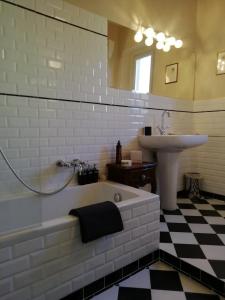 佛罗伦萨Rooms by Anna的带浴缸和盥洗盆的浴室