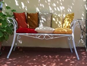 佛罗伦萨Rooms by Anna的一张带色彩缤纷枕头的沙发