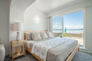 西雅图Waterfront Bliss, 2 BR Apt near Alki Beach的白色的卧室设有床和大窗户