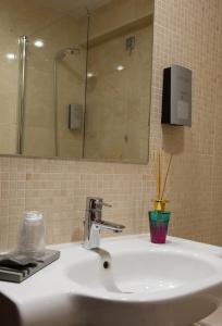 庞巴尔Belem Hotel的浴室水槽配有镜子和牙刷