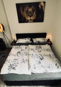 克雷费尔德Wunderschöne City-Wohnung mit Gartennutzung Nähe Krefeld HBF的卧室配有一张带狮子照片的床铺。