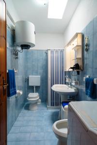 托雷瓦多VistaMare Paradiso的浴室设有2个卫生间和水槽