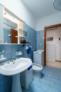 托雷瓦多VistaMare Paradiso的蓝色的浴室设有水槽和卫生间