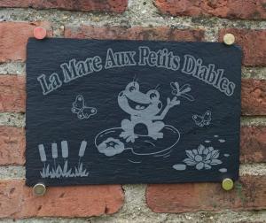 埃屈埃莫维尔La mare aux petits diables的砖墙上没有马米特和小狗的意思的标志
