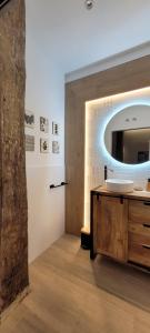 桑坦德SUITE HAUS BAHIA的浴室设有水槽和墙上的镜子