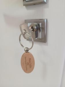 瑟切莱MONADIN Villa Relax & Spa的挂在墙上的带奖章的钥匙链