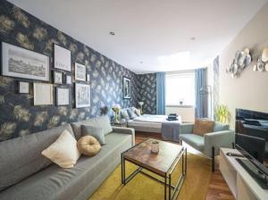 维也纳Spacious luxury Apartment的客厅配有沙发和桌子