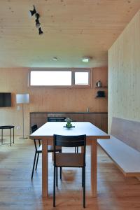 施科佩尔瑙Bergreich Appartement 1的一间带桌椅的用餐室