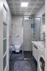 安塔利亚Begonvilla Apart Karaöz的带淋浴、卫生间和盥洗盆的浴室