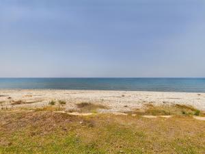 拉纳卡Amazing frontline beach villa的海滩与大海相映成趣