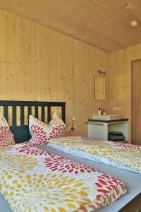 施科佩尔瑙Bergreich Appartement 1的木墙客房 - 带两张单人床
