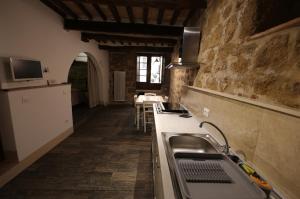 皮恩扎Camere La Carbonaia的厨房配有水槽和台面